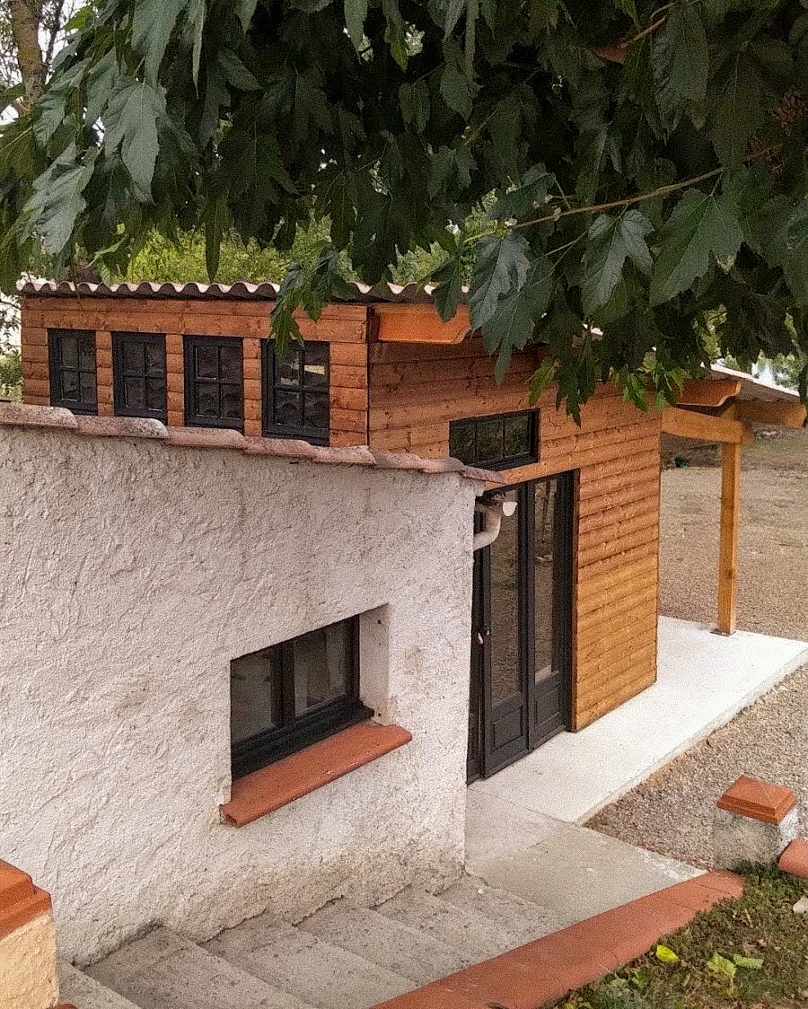 Vue extérieure de l’atelier de L’Établi de Fanny dans le Tarn, avec façade en bois et espace de travail artisanal.