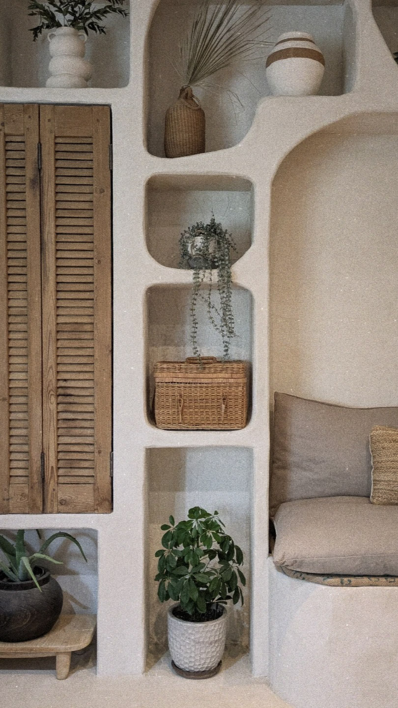 Banquette maçonnée avec niches et rangements en bois sur mesure