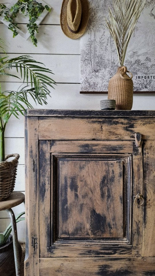 Buffet ancien relooké avec une patine effet bois