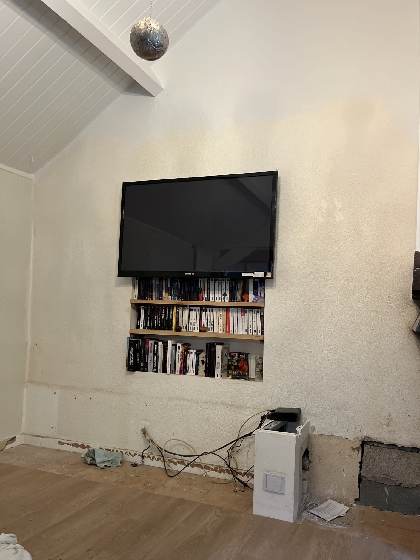 Pièce avant création d'un mobilier maçonné sur mesure avec meuble TV et rangements