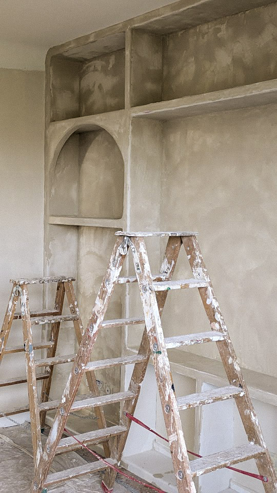 Création d’un meuble maçonné sur mesure en cours de réalisation chez un client par L’Établi de Fanny