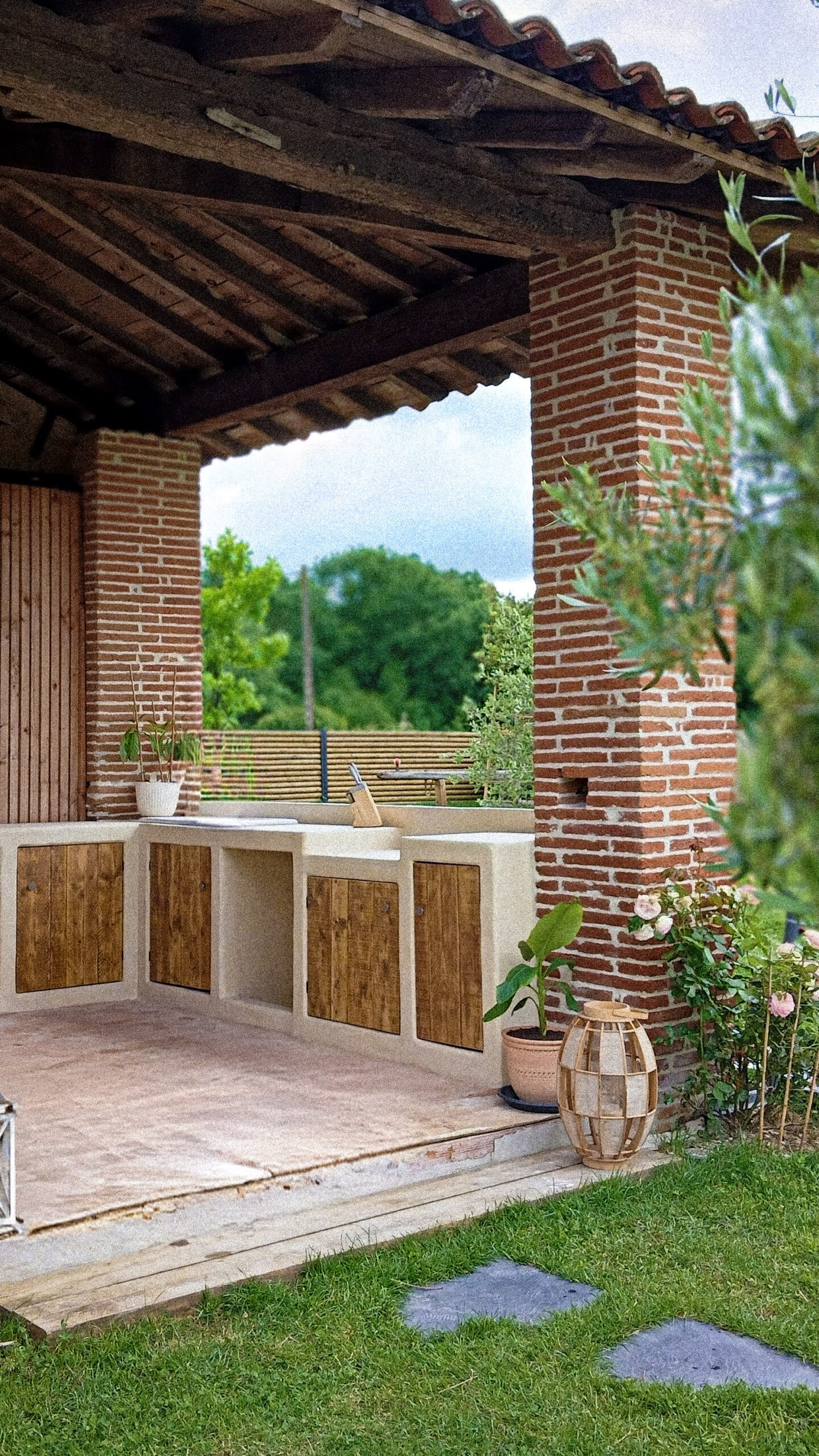 Cuisine extérieure maçonnée en béton cellulaire enduit sur mesure