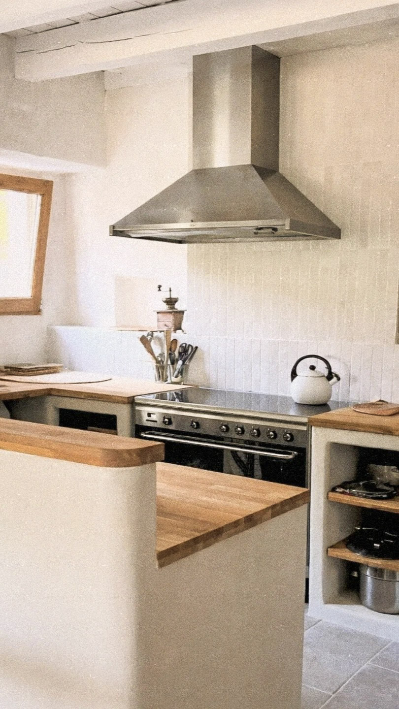 Cuisine maçonnée en béton cellulaire avec plan de travail en bois