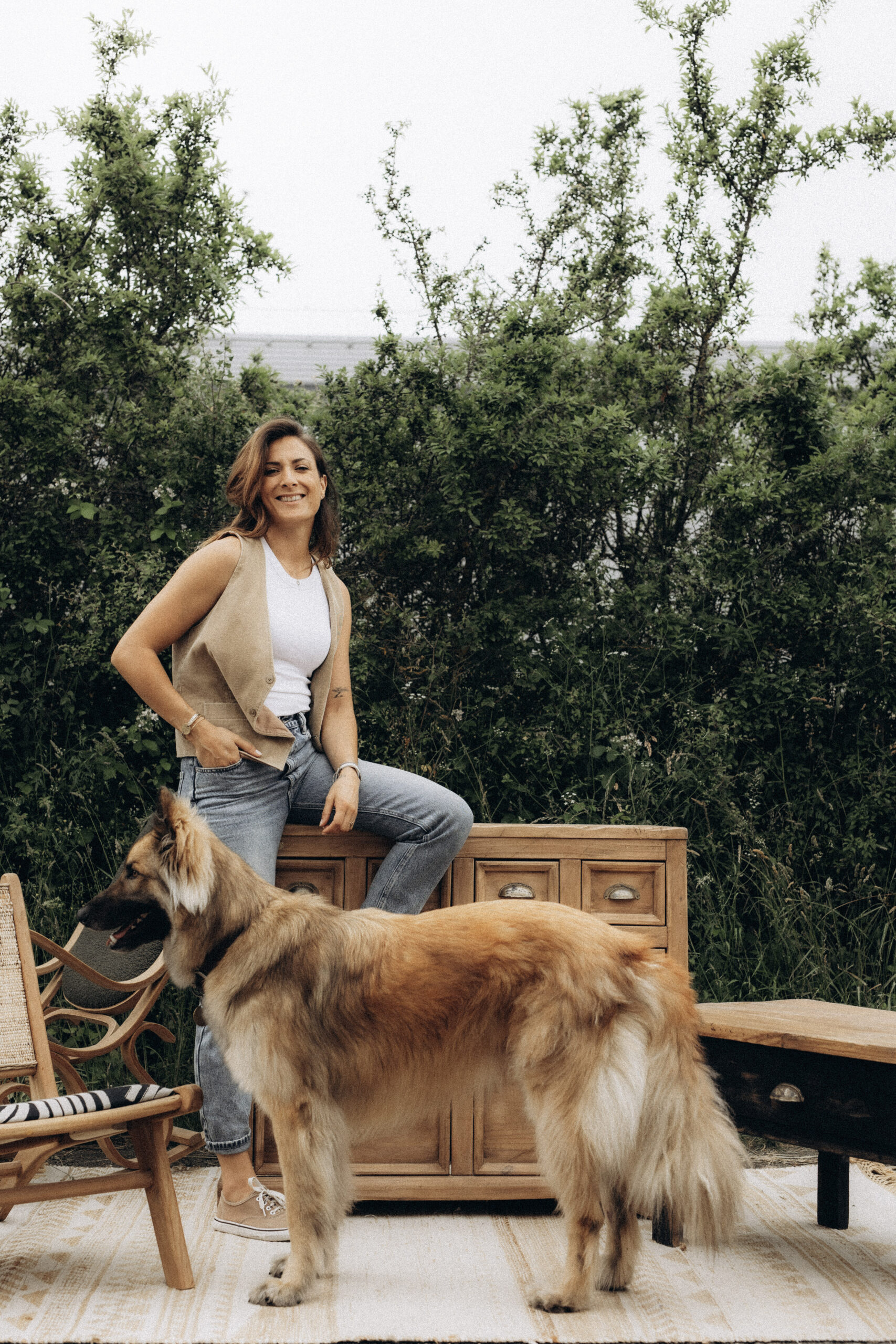 Fanny, artisane en relooking de mobilier, devant des meubles en bois près d’Albi.
