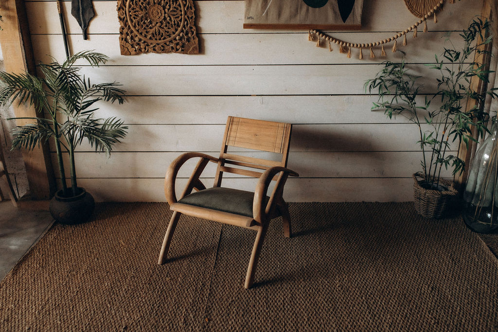 Fauteuil colonial en bois rénové avec assise en tissu