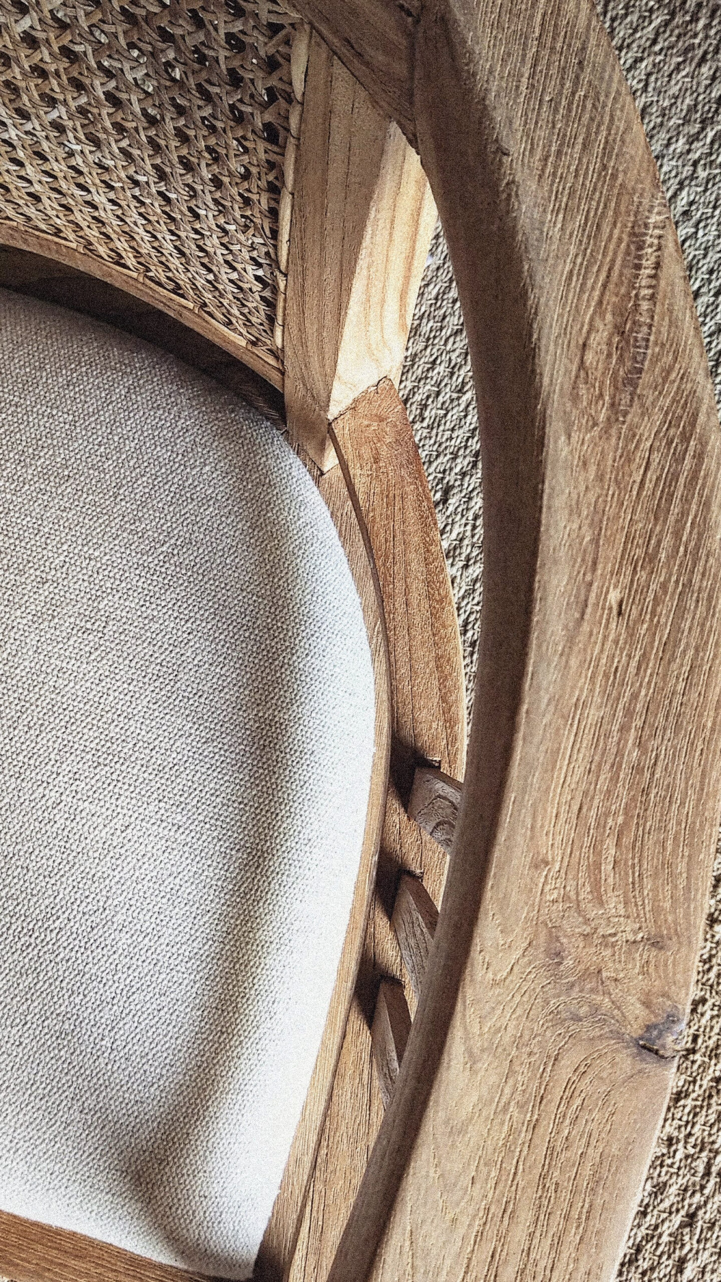 Fauteuil ancien en bois avec cannage et tissu rénové