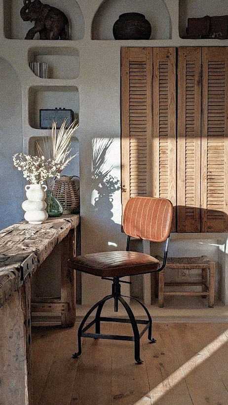 Intérieur chaleureux avec meuble maçonné et persiennes sublimées par L’Établi de Fanny près d’Albi