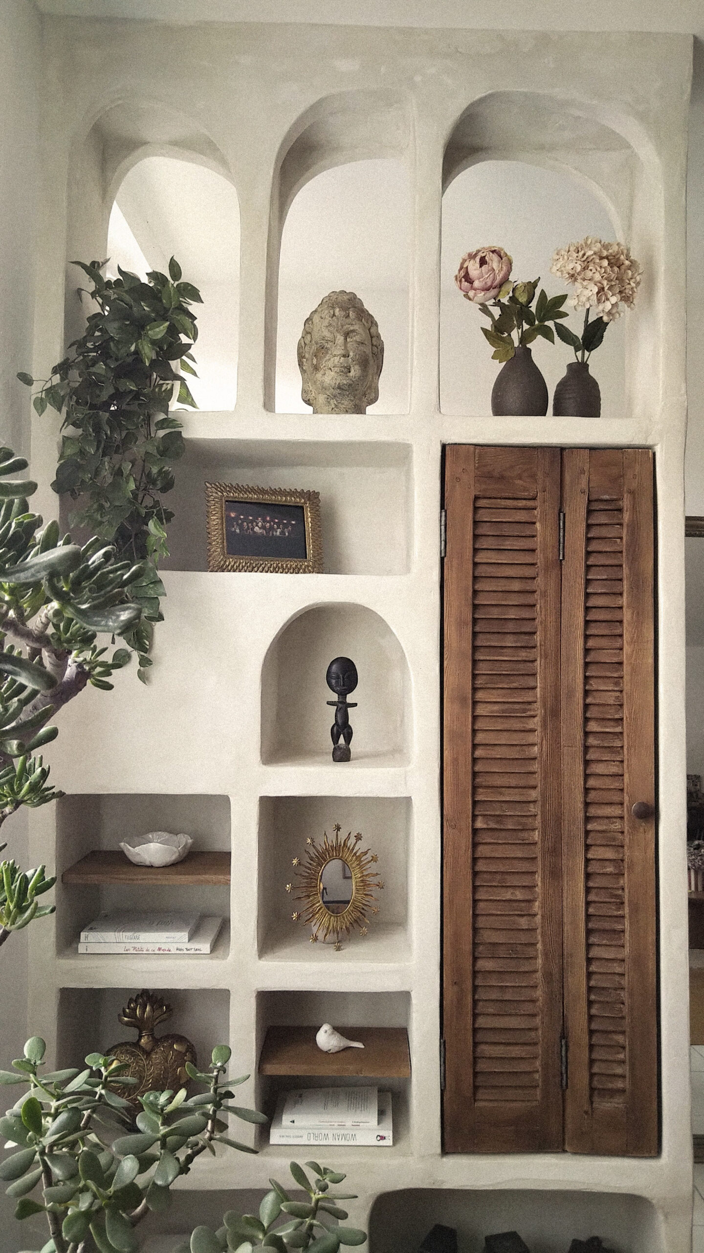 Mobilier maçonné en béton cellulaire enduit avec niches et rangement sur mesure