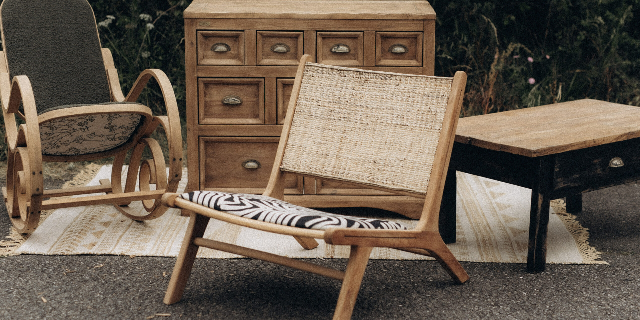 Ensemble de meubles anciens relookés avec bois, cannage et tissus