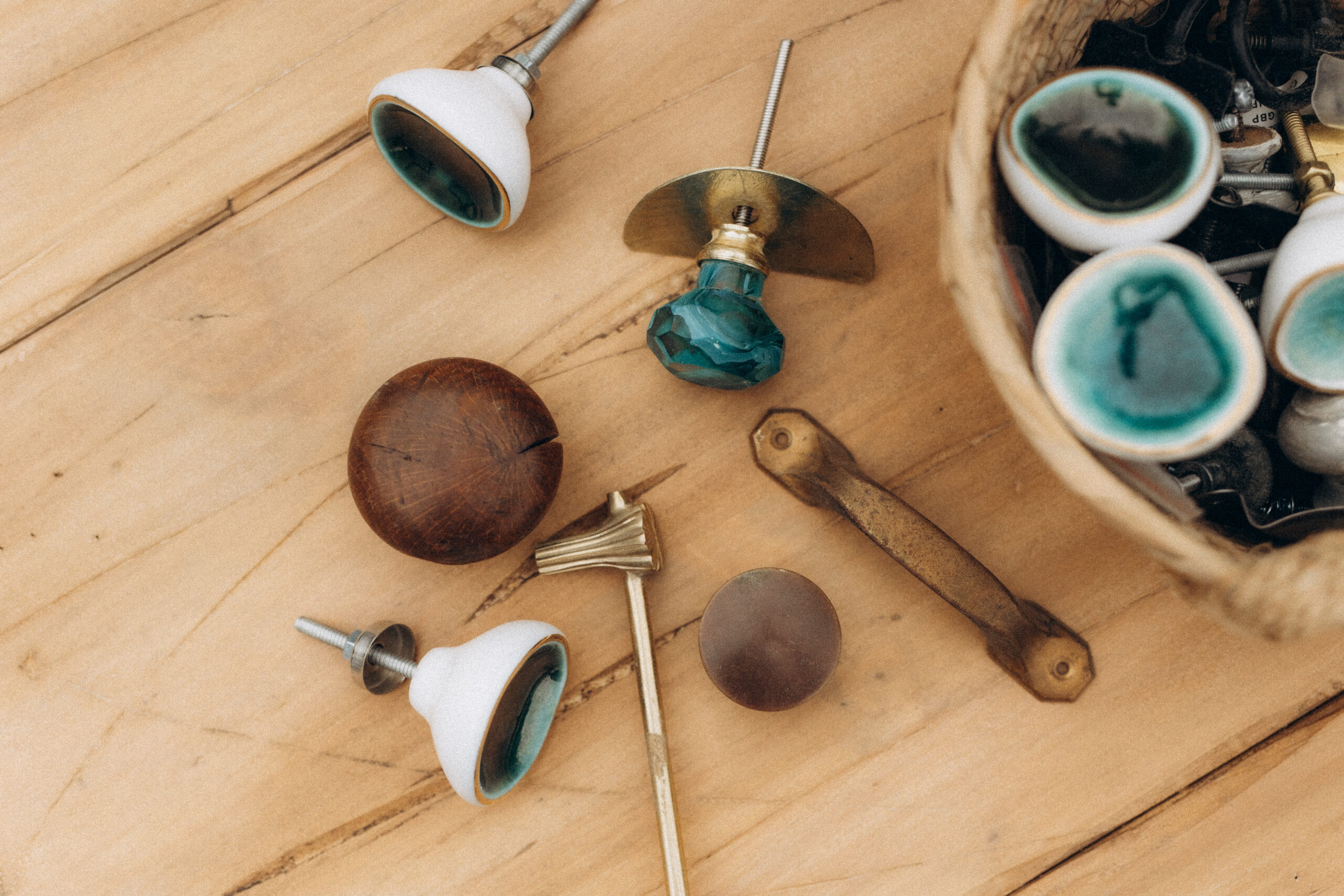 Poignées et boutons de meuble en bois, céramique et métal