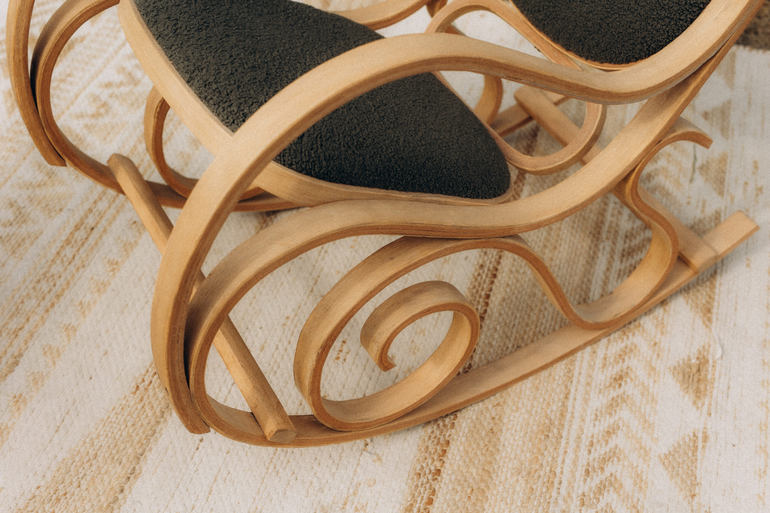 Rocking-chair en bois rénové avec assise en tissu kaki bouclettes