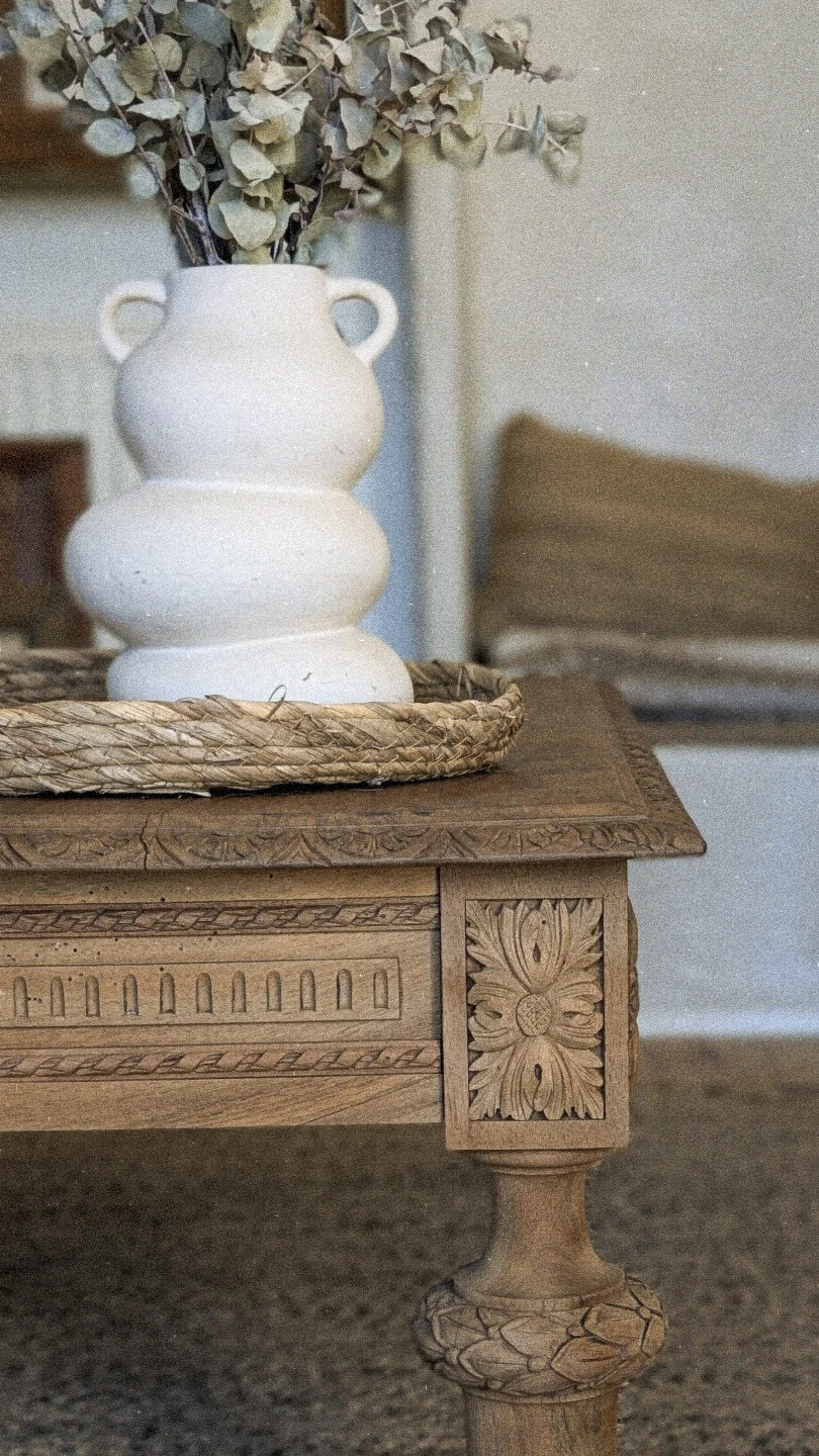 Table ancienne transformée en table basse par aérogommage et protection du bois par L’Établi de Fanny