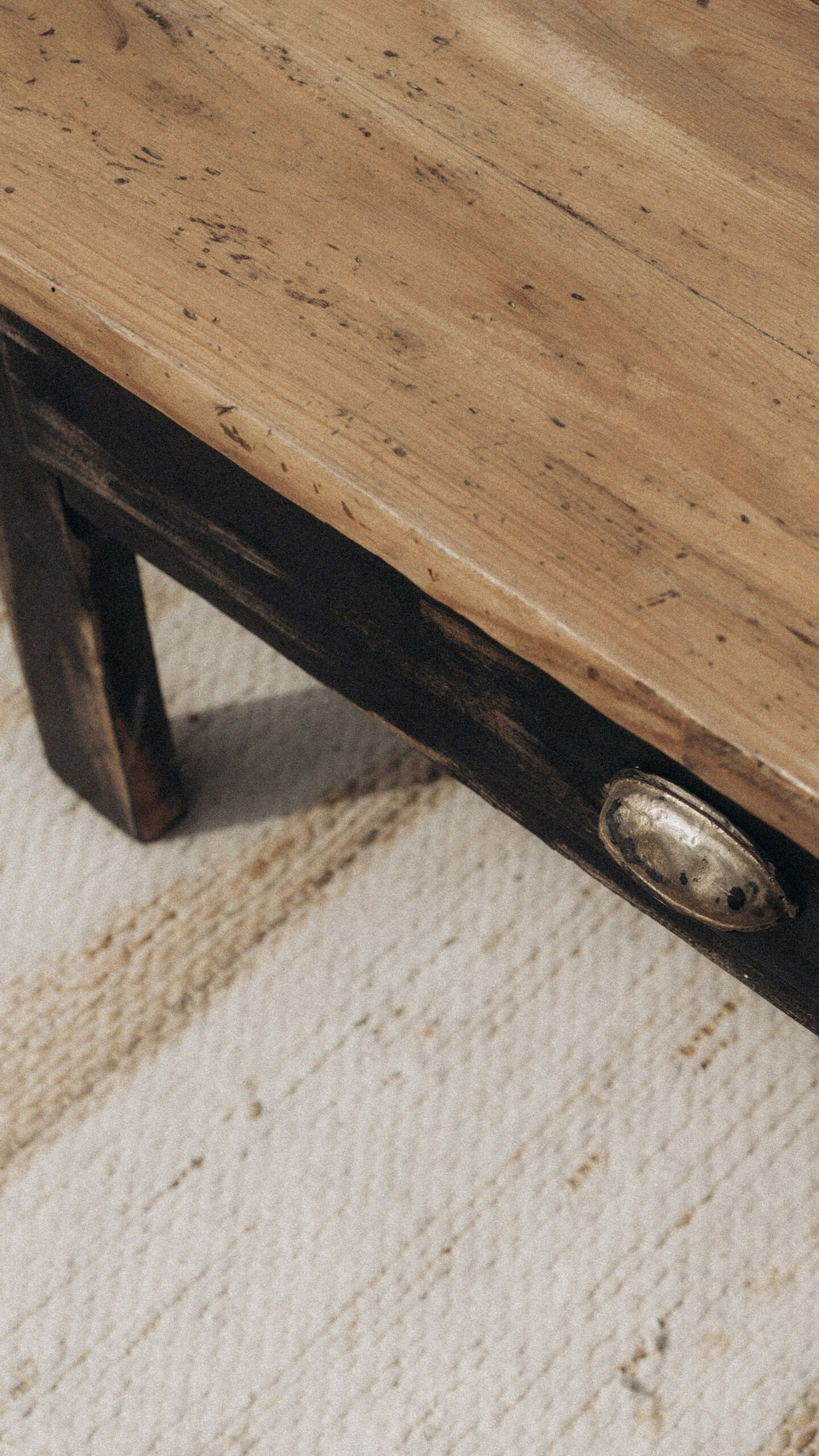Table basse en bois rénovée avec finition patinée et poignée ancienne