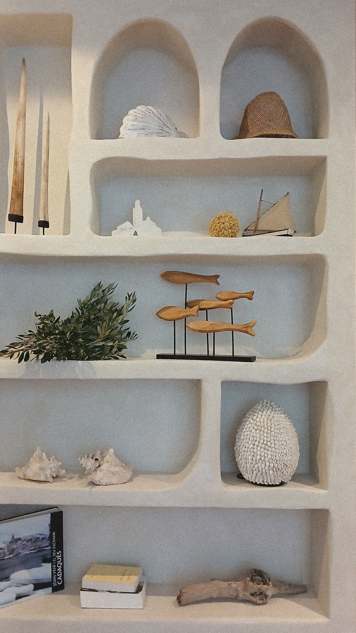 Bibliothèque maçonnée en béton cellulaire aux formes organiques à Cadaqués