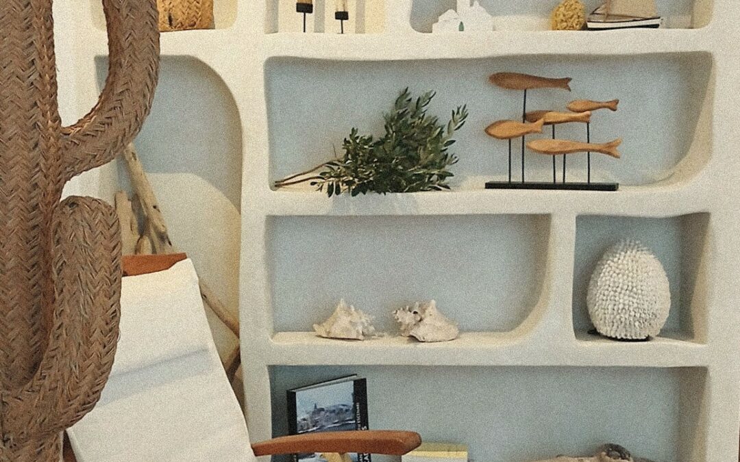 Bibliothèque maçonnée blanche dans un intérieur méditerranéen à Cadaqués