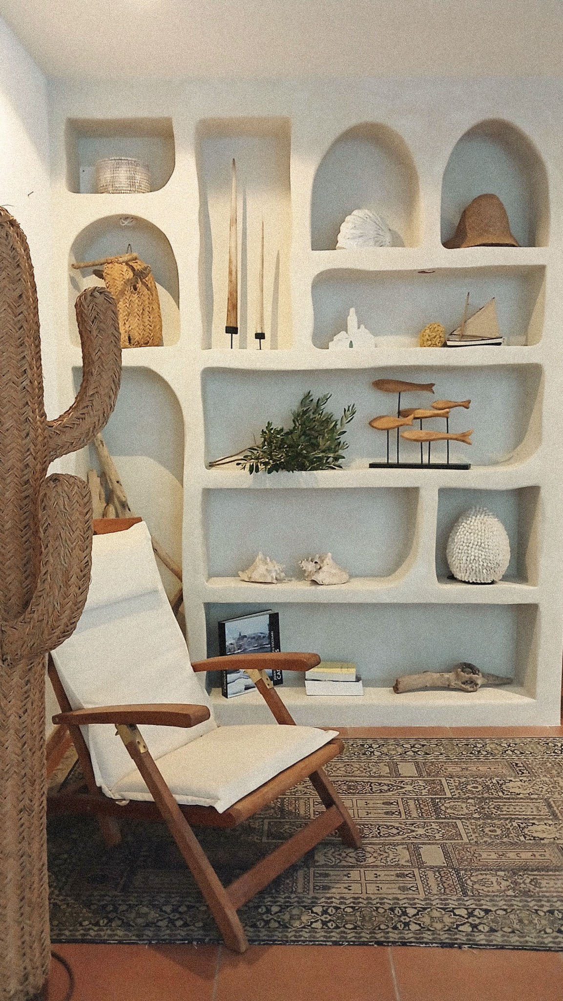 Bibliothèque maçonnée blanche dans un intérieur méditerranéen à Cadaqués