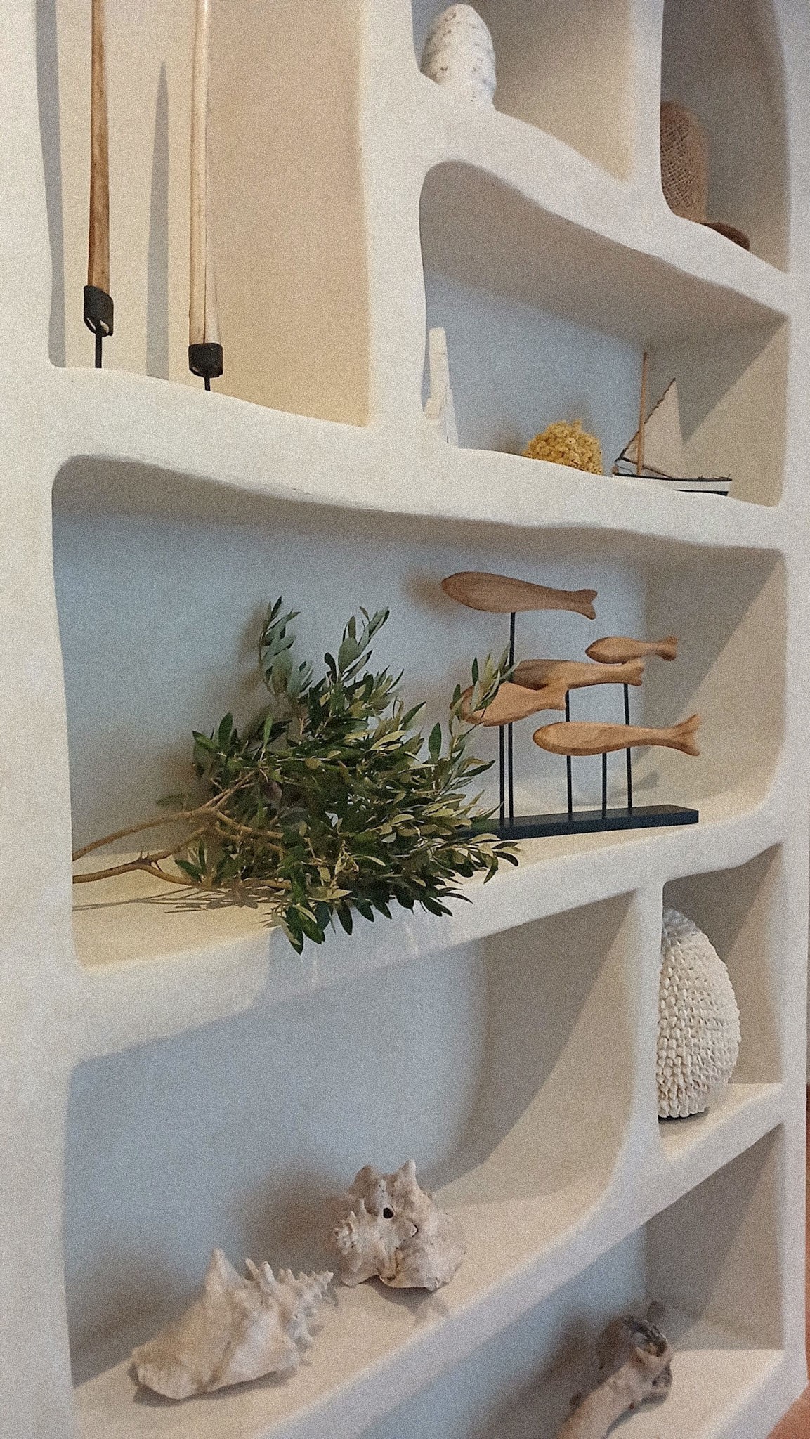 Bibliothèque en béton cellulaire sur mesure aux niches arrondies