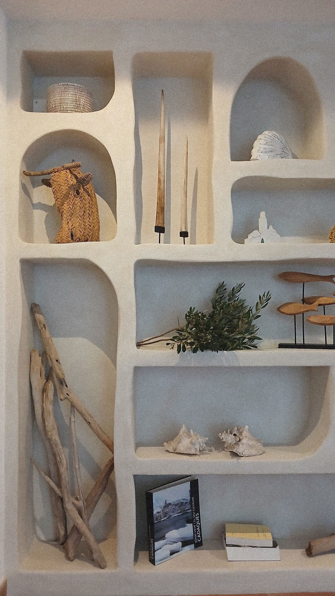 Bibliothèque maçonnée en béton cellulaire aux formes organiques à Cadaqués
