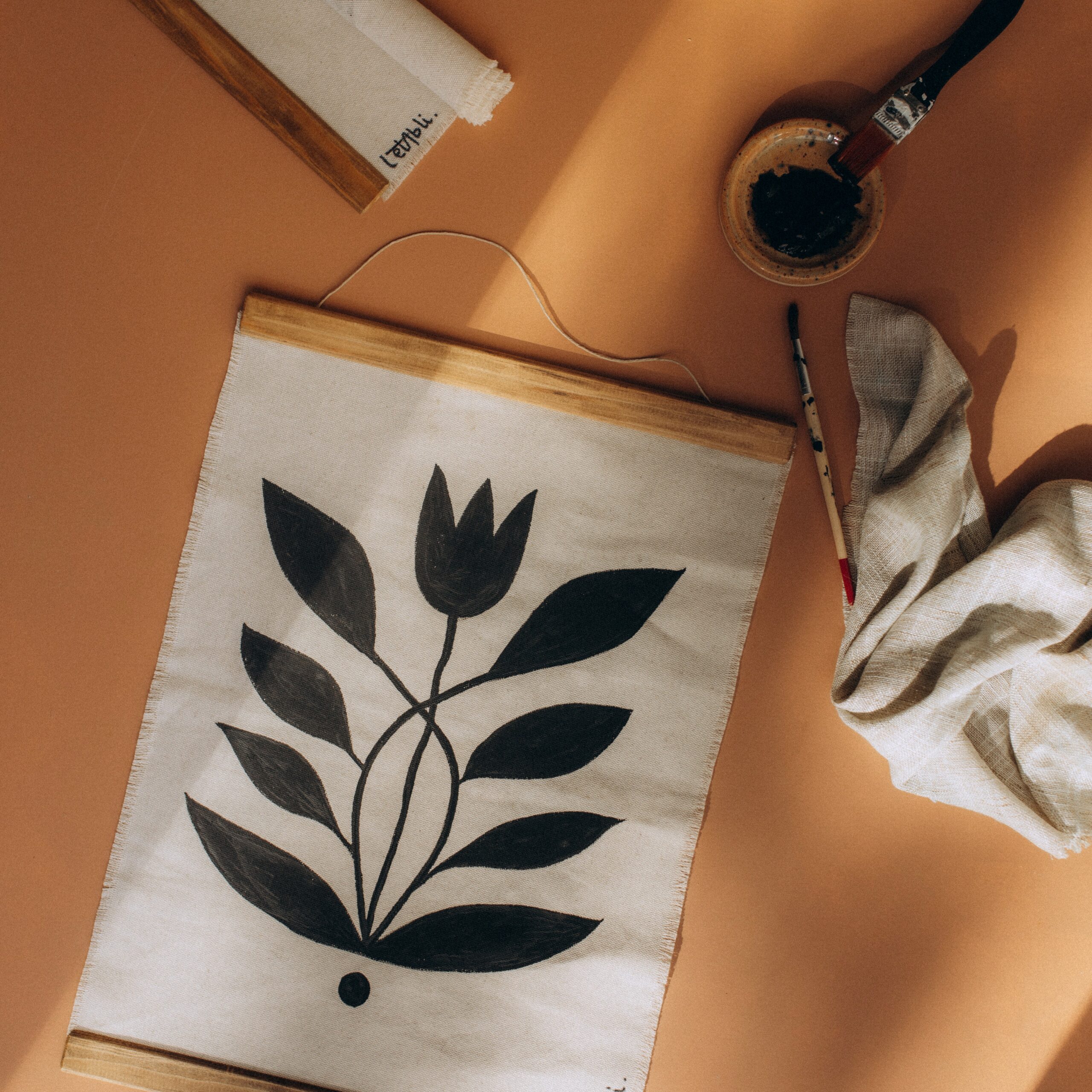 Tenture murale en tissu, création artisanale de L’Établi de Fanny